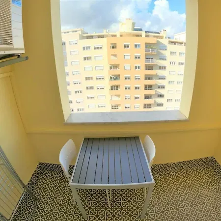 Modern T1 W Balcony In Oeiras Lisbon
