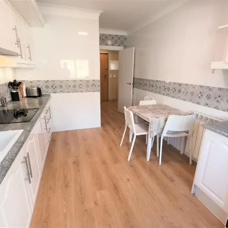 Modern T1 W Balcony In Oeiras Lisbon 아파트 *