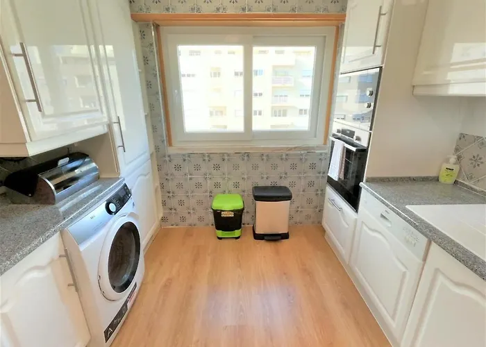 Modern T1 W Balcony In Oeiras Lisbon شقة